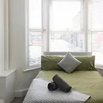Boaler House, Modern 4 Bed House With Parking Sleeps 8