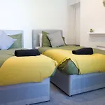 Boaler House, Modern 4 Bed House With Parking Sleeps 8