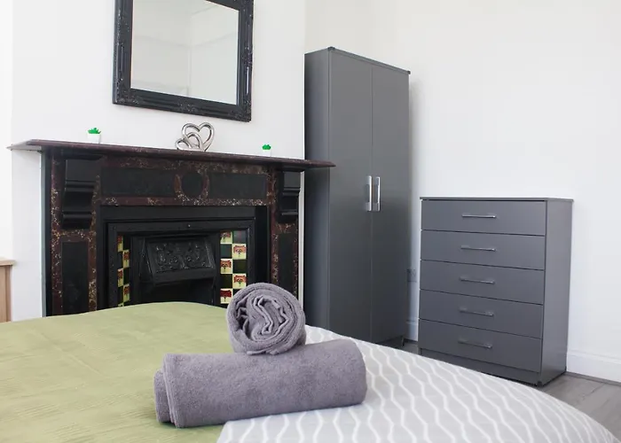 Boaler House, Modern 4 Bed House With Parking Sleeps 8