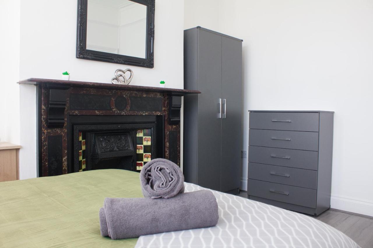Boaler House, Modern 4 Bed House With Parking Sleeps 8 Holiday home *
