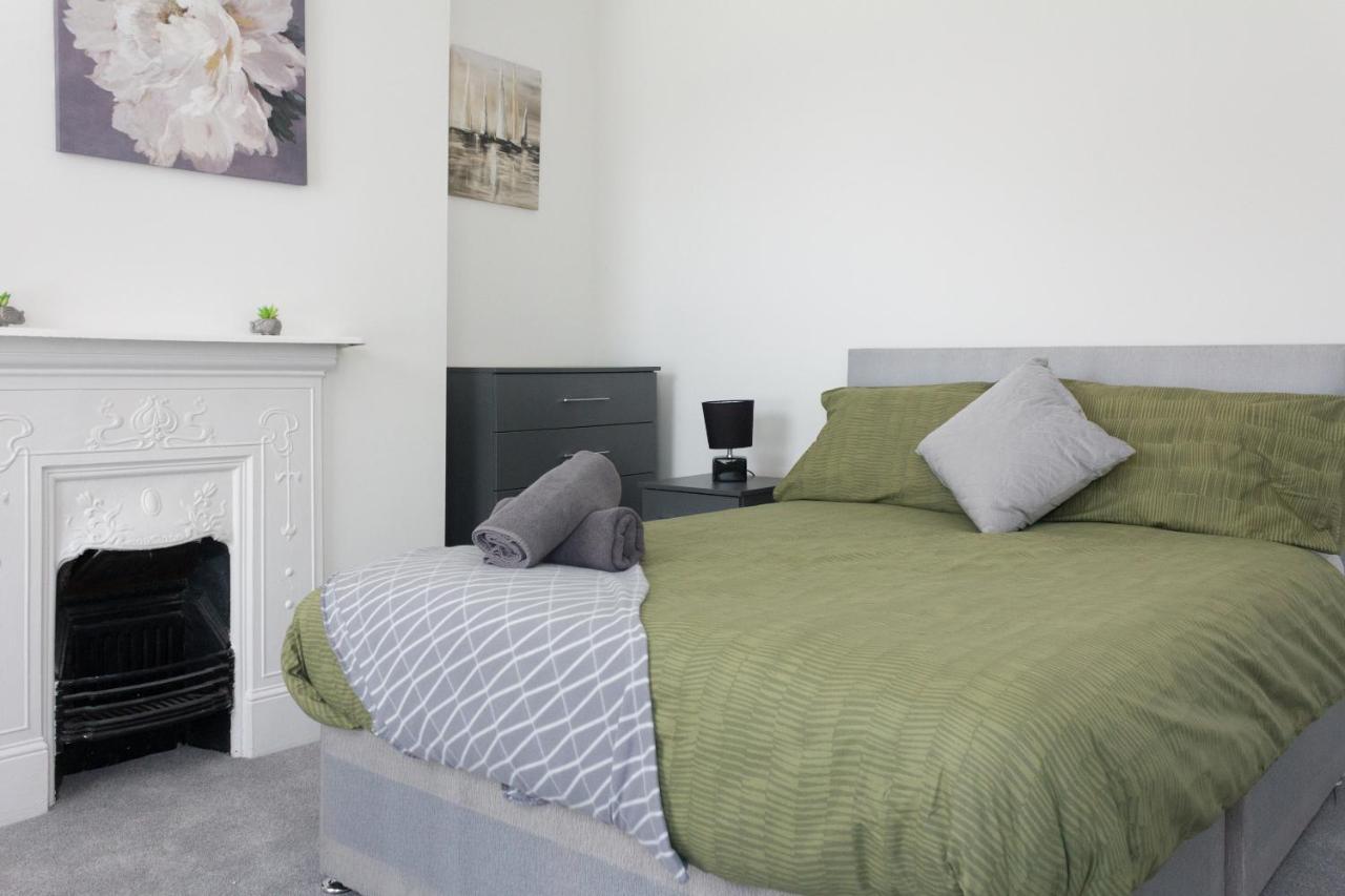Boaler House, Modern 4 Bed House With Parking Sleeps 8 Holiday home *