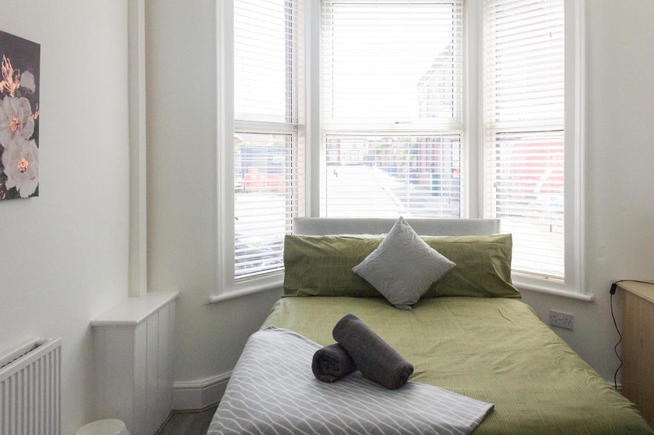 Boaler House, Modern 4 Bed House With Parking Sleeps 8 Holiday home Liverpool