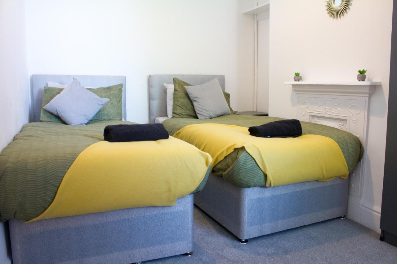 Boaler House, Modern 4 Bed House With Parking Sleeps 8