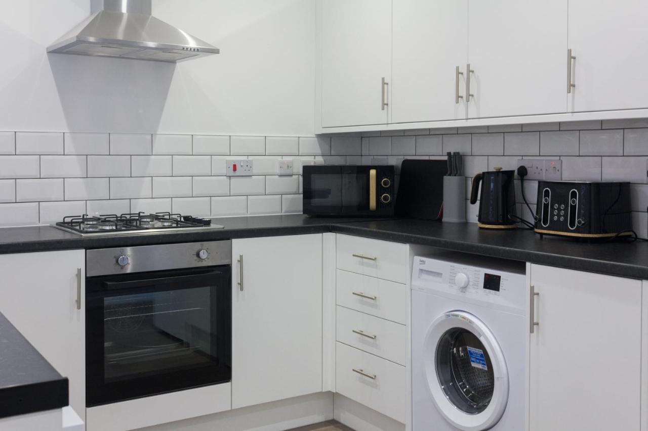 Boaler House, Modern 4 Bed House With Parking Sleeps 8 Liverpool