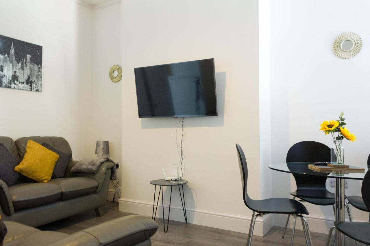 Boaler House, Modern 4 Bed House With Parking Sleeps 8 Liverpool